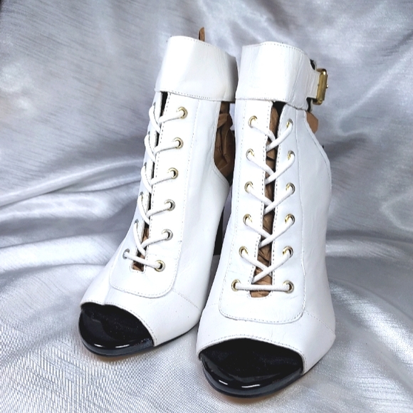 Guess white leather open toe lace shoes. 8.5 - Picture 3 of 14